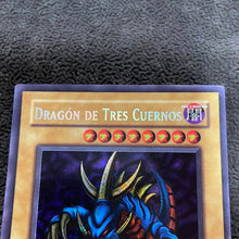 Load image into Gallery viewer, (MP) Tri-Horned Dragon 1st. Ed LDD-S000 Spanish YGO
